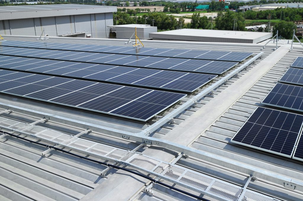 solar,pv,on,warehouse,roof,with,facilities solar,pv,on,warehouse,roof,with,facilities